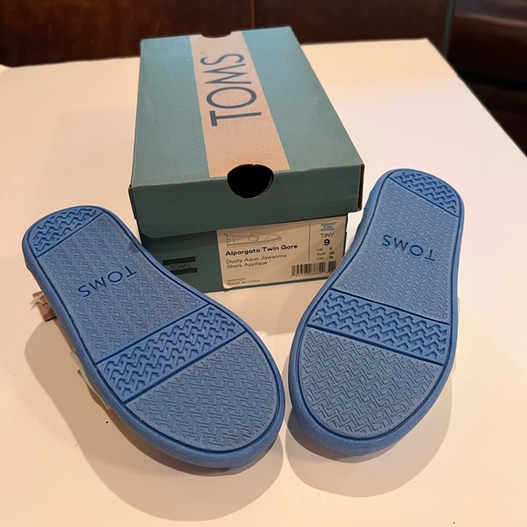 Toms Jawsome Alpargata, Size Tiny 10, NWT, Perfect for Shark Lovers 🦈, UniSex - Picture 5 of 5
